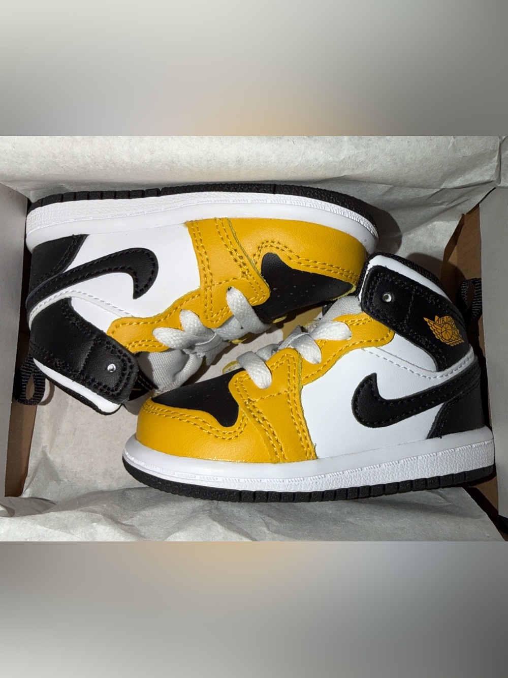 Lot of Shoes Sperry Jordan Kids Yellow Black White High-Top Sneakers BNIB Size 4